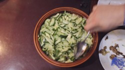 название картинки Салат Фиеста с куриным филе грибами и майонезом