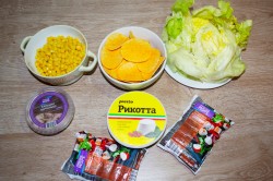 Новогодняя закуска из крабовых палочек и кальмаров на чипсах