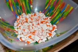 Новогодняя закуска из крабовых палочек и кальмаров на чипсах