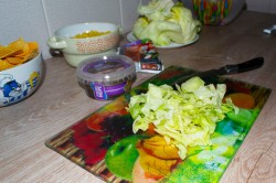 Новогодняя закуска из крабовых палочек и кальмаров на чипсах