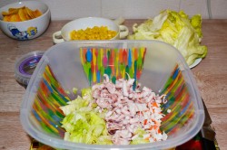 Новогодняя закуска из крабовых палочек и кальмаров на чипсах