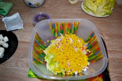 Новогодняя закуска из крабовых палочек и кальмаров на чипсах