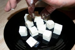 Новогодняя закуска из крабовых палочек и кальмаров на чипсах