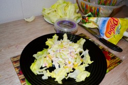 Новогодняя закуска из крабовых палочек и кальмаров на чипсах