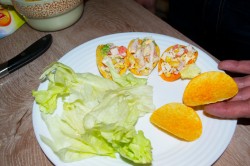 Новогодняя закуска из крабовых палочек и кальмаров на чипсах