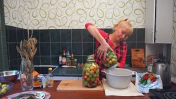 название картинки Очень вкусные маринованные зеленые помидоры с ранеткой