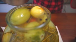 название картинки Очень вкусные маринованные зеленые помидоры с ранеткой