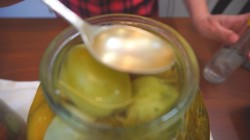 название картинки Очень вкусные маринованные зеленые помидоры с ранеткой