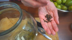 название картинки Очень вкусные маринованные зеленые помидоры с ранеткой