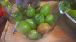 название картинки Очень вкусные маринованные зеленые помидоры с ранеткой