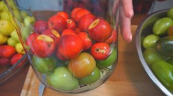 название картинки Очень вкусные маринованные зеленые помидоры с ранеткой