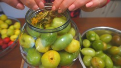 название картинки Очень вкусные маринованные зеленые помидоры с ранеткой