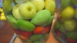 название картинки Очень вкусные маринованные зеленые помидоры с ранеткой