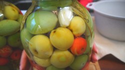 название картинки Очень вкусные маринованные зеленые помидоры с ранеткой