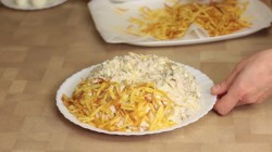 Салат Гнездо глухаря с маринованными огурцами