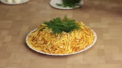 Салат Гнездо глухаря с маринованными огурцами