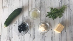 Салат с сыром и свежим огурцом с рукколой