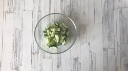 Салат с сыром и свежим огурцом с рукколой