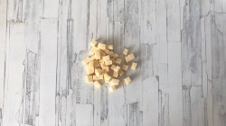 Салат с сыром и свежим огурцом с рукколой