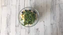 Салат с сыром и свежим огурцом с рукколой