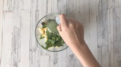 Салат с сыром и свежим огурцом с рукколой