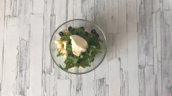 Салат с сыром и свежим огурцом с рукколой