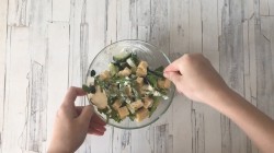 Салат с сыром и свежим огурцом с рукколой