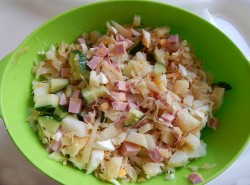 название картинки Классическая окрошка на кефире с колбасой