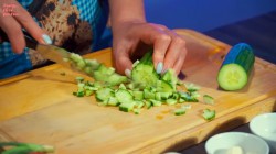 Окрошка с редисом и огурцом на кефире - шаг 2