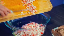 Окрошка с редисом и огурцом на кефире - шаг 3