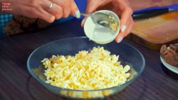 Окрошка с редисом и огурцом на кефире - шаг 6