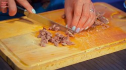 Окрошка с редисом и огурцом на кефире - шаг 8