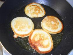 Пышные оладьи на дрожжах и молоке