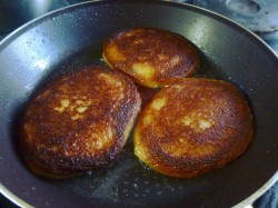 Оладьи из чёрствого хлеба - шаг 10