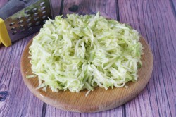 Оладьи из кабачков на кефире - шаг 1