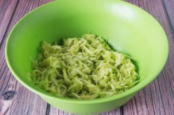 Оладьи из кабачков на кефире - шаг 2