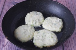 Оладьи из кабачков на кефире - шаг 6