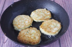 Оладьи из кабачков на кефире - шаг 7