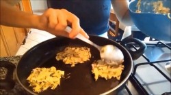 название картинки Оладьи из кабачков с сыром и ветчиной