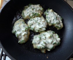 название картинки Оладьи с зеленым луком и яйцом на кефире