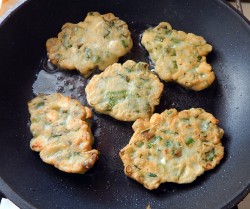 название картинки Оладьи с зеленым луком и яйцом на кефире