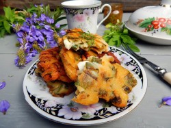 название картинки Оладьи с зеленым луком и яйцом на кефире