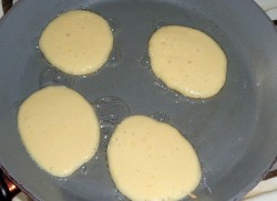 Оладьи на сухом молоке - шаг 8