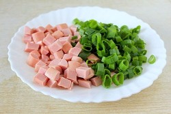 Оладьи с сосисками и зелёным луком