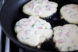 Оладьи с сосисками и зелёным луком