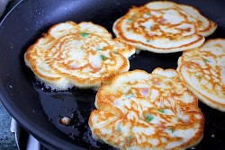 Оладьи с сосисками и зелёным луком