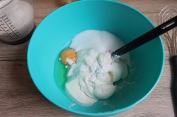 Оладьи творожные с яблоками - шаг 1 Оладьи творожные с яблоками - шаг 1