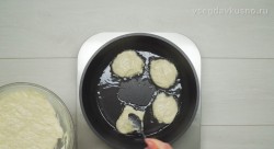 Сладкие оладьи на молоке и сухих дрожжах