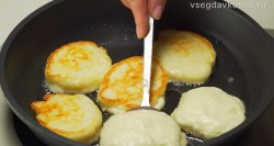 Сладкие оладьи на молоке и сухих дрожжах