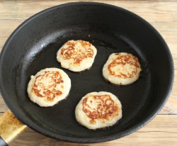 Оладьи с сыром на сковороде